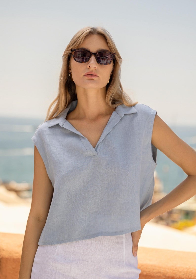 Dames mouwloze V-hals blouse in lichtblauw gecombineerd met witte rok