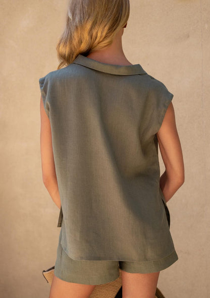Dames zomerset met mouwloze top en short in groen gedragen bij zee